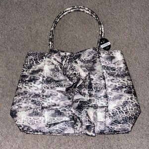 NWT Venique animal print tote